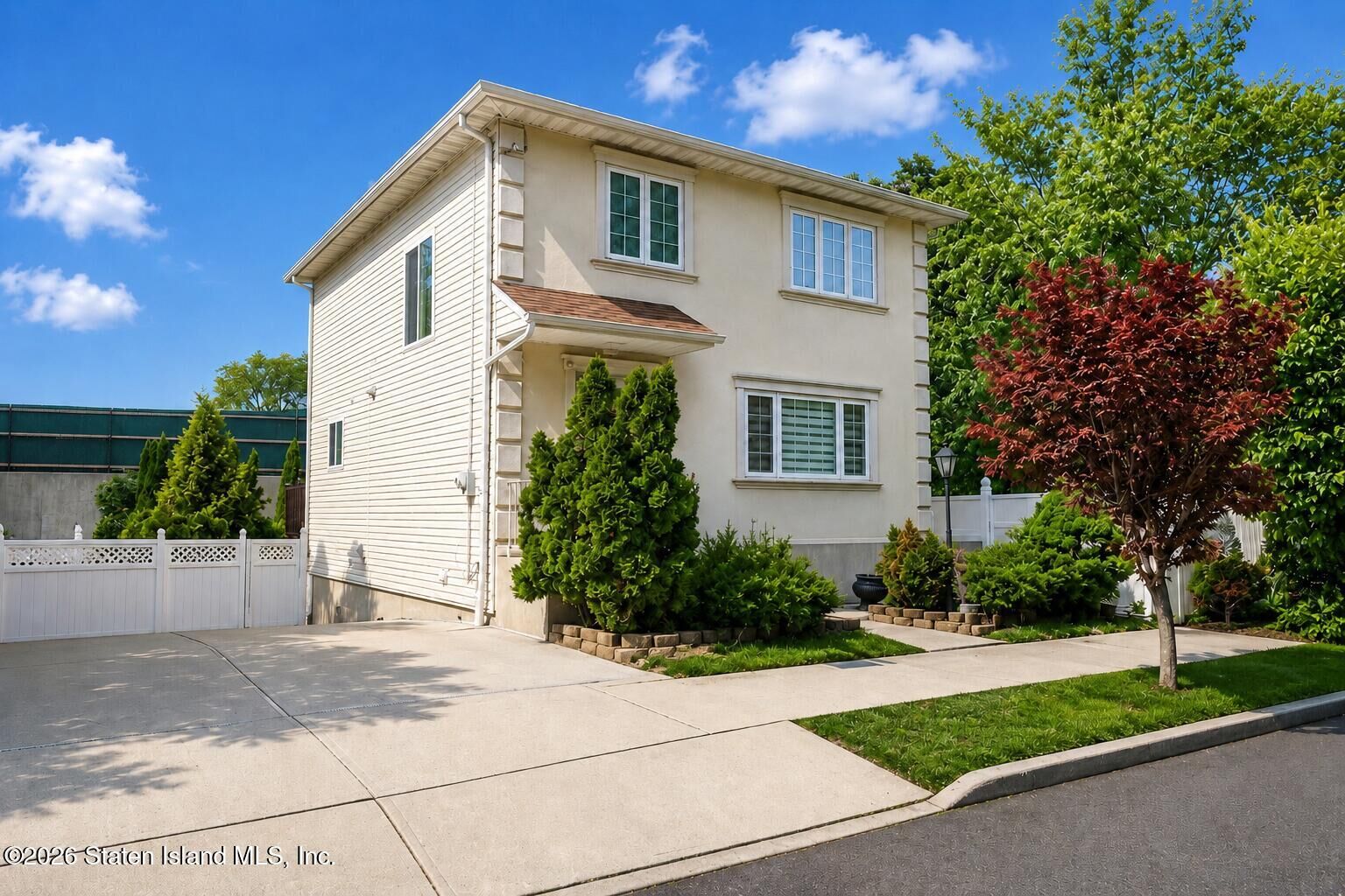 Property Photo:  6 Raymond Place  NY 10310 