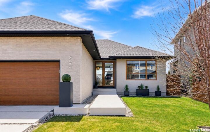 Property Photo: 254 Whalley Crescent SK S7T 0P1