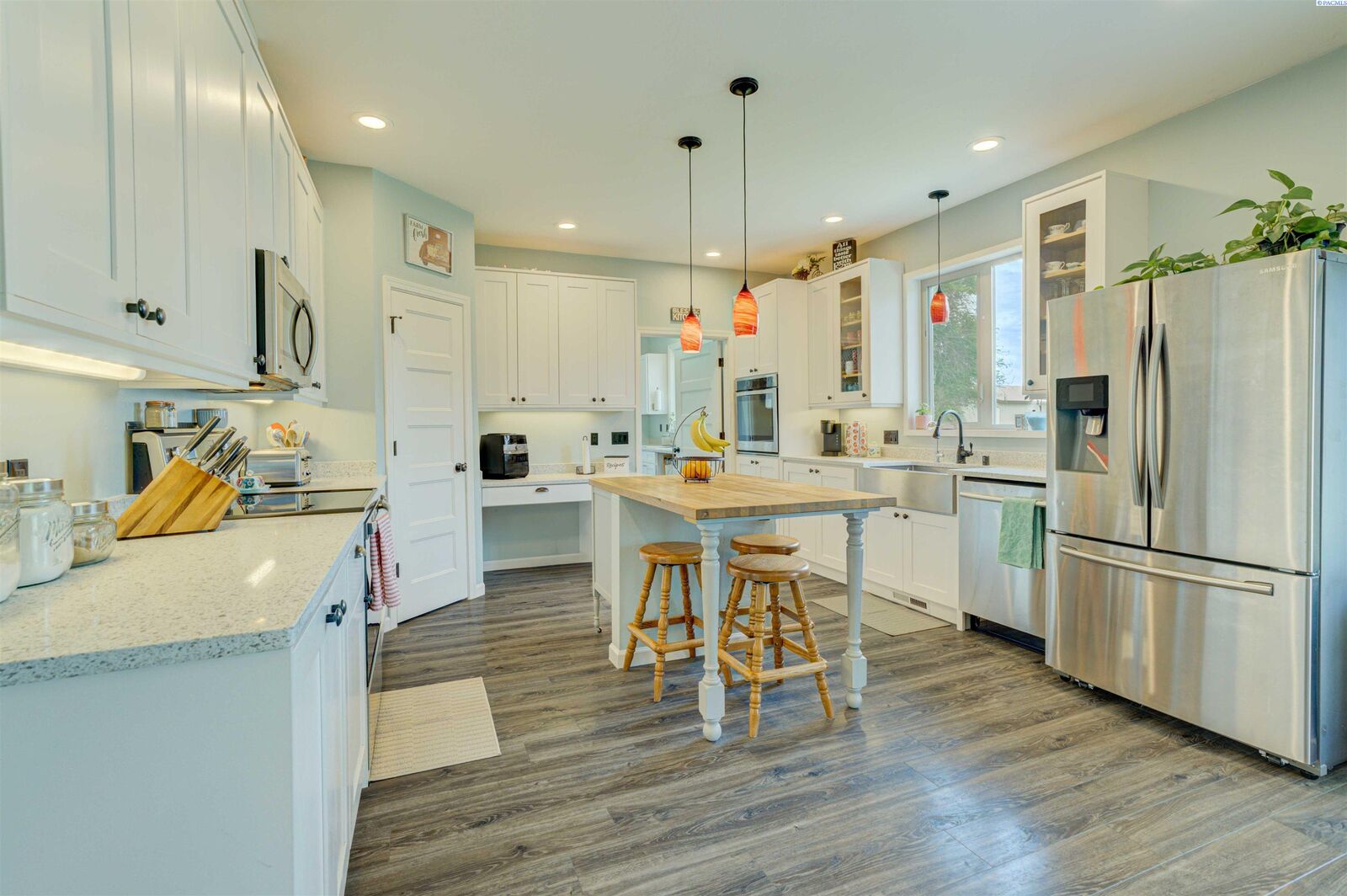Property Photo: 573 E Sunset Dr WA 99323