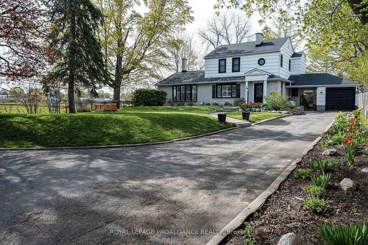306 Dundas Street W — photo 1