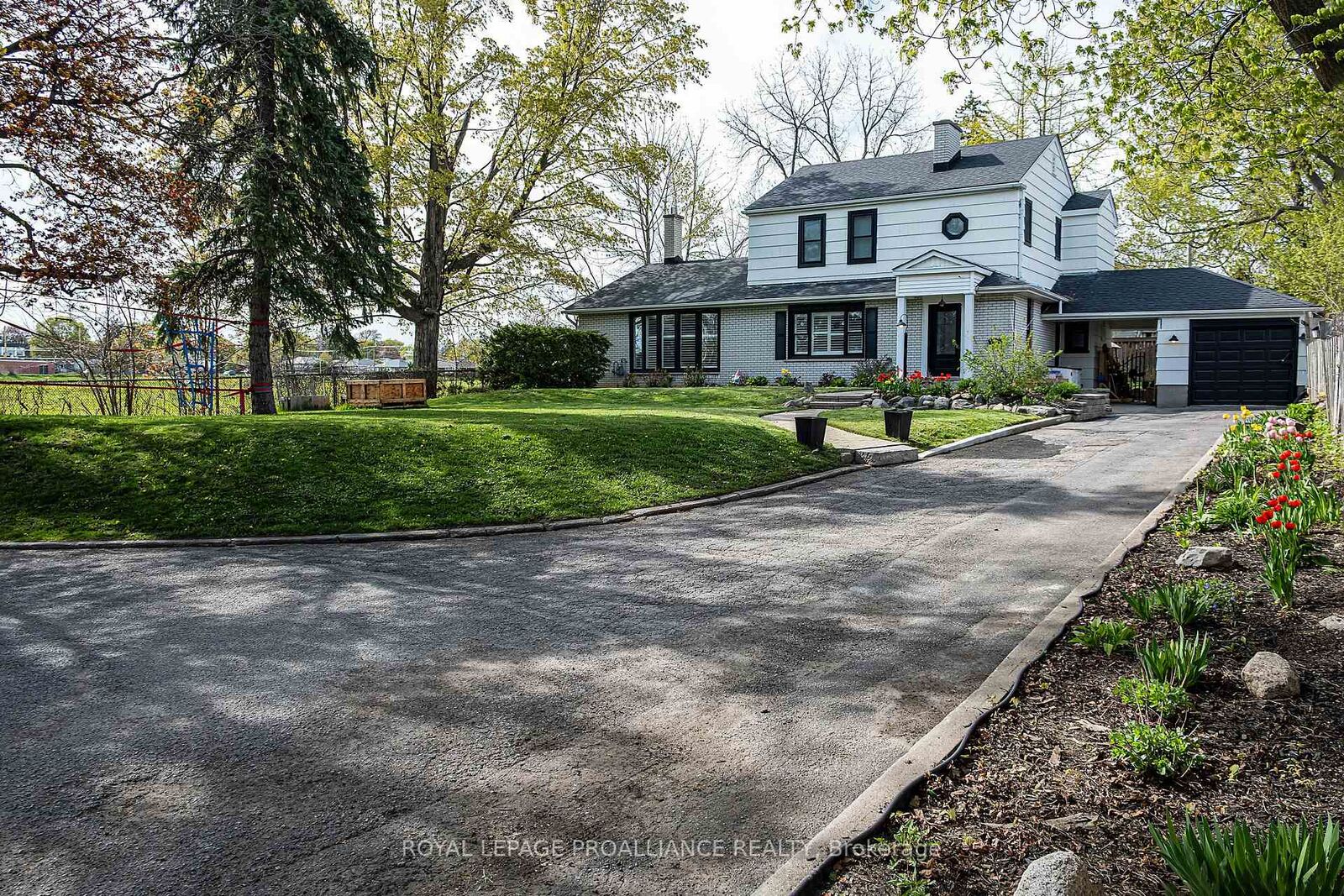 Property Photo: 306 Dundas Street W ON K8V 3S3