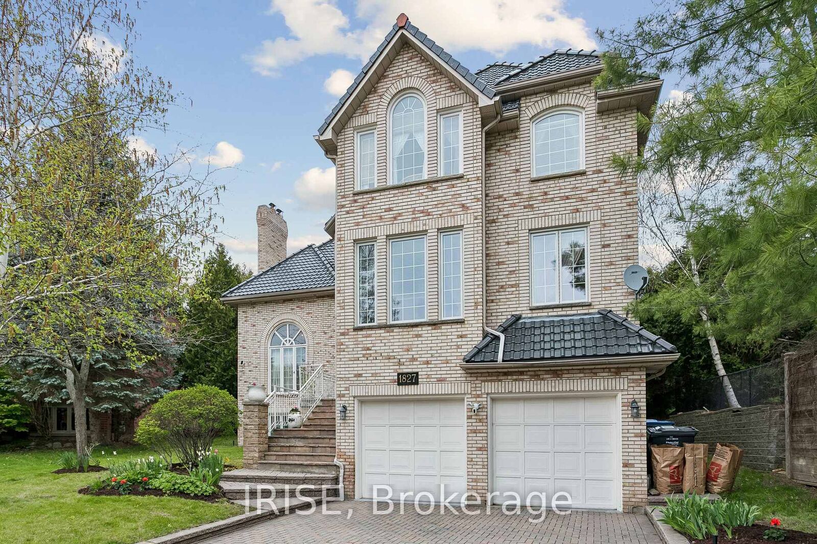 Property Photo: 1827 Chesbro Court ON L5H 4H3