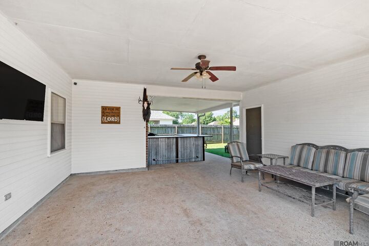 Property Photo: 6131 Windwood Dr LA 70791