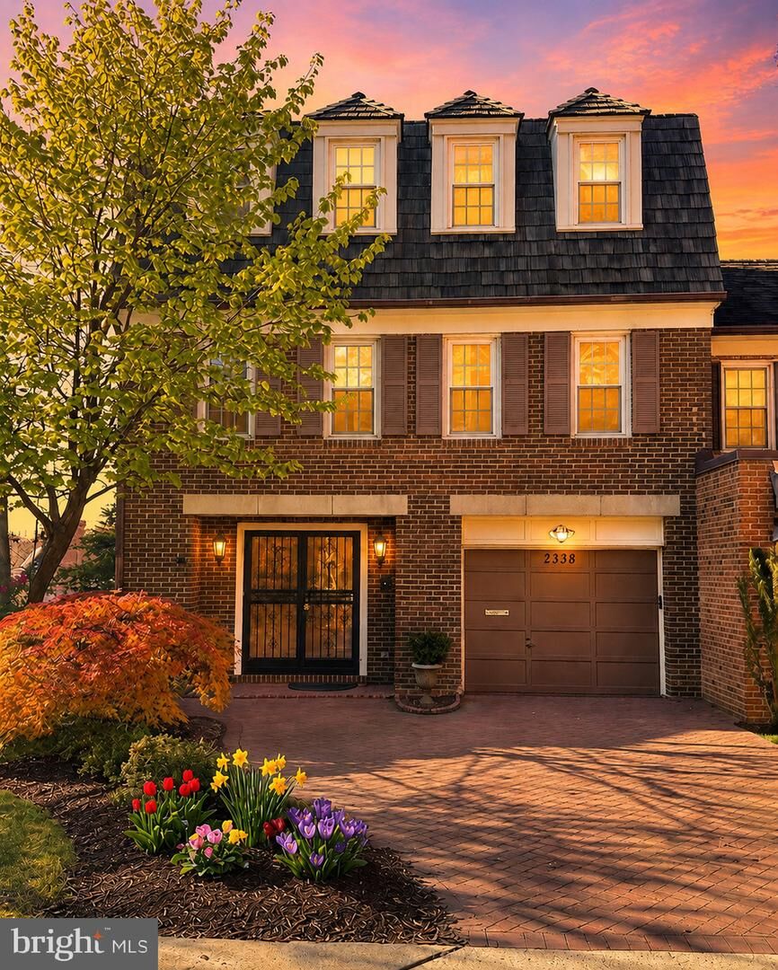 Property Photo:  2338 S Queen Street  VA 22202 