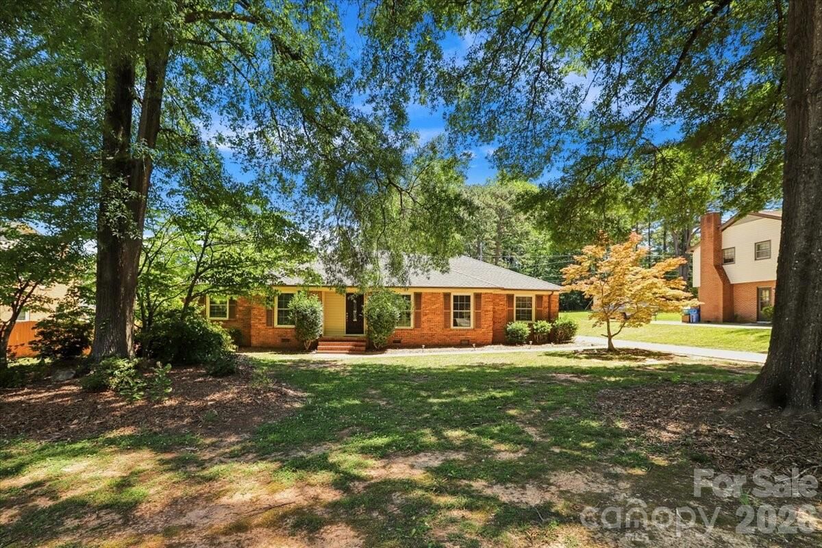 Property Photo: 13507 Four Oaks Lane NC 28105