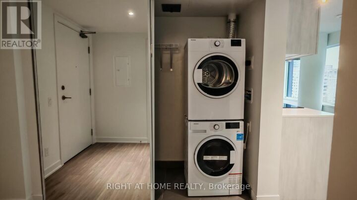 Property Photo:  8 Wellesley Street West 1216  ON M4Y 0J5 