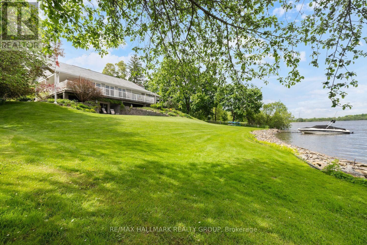 Property Photo:  1 Rideau Glen Drive  ON K2C 3H1 