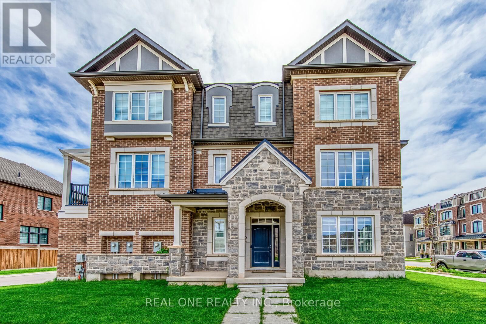 Property Photo: 1402 Lakeport Crescent ON L6H 3S1