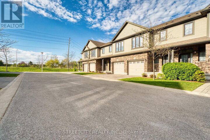 Property Photo:  1030 Oakcrossing Gate 16  ON N6H 0H1 