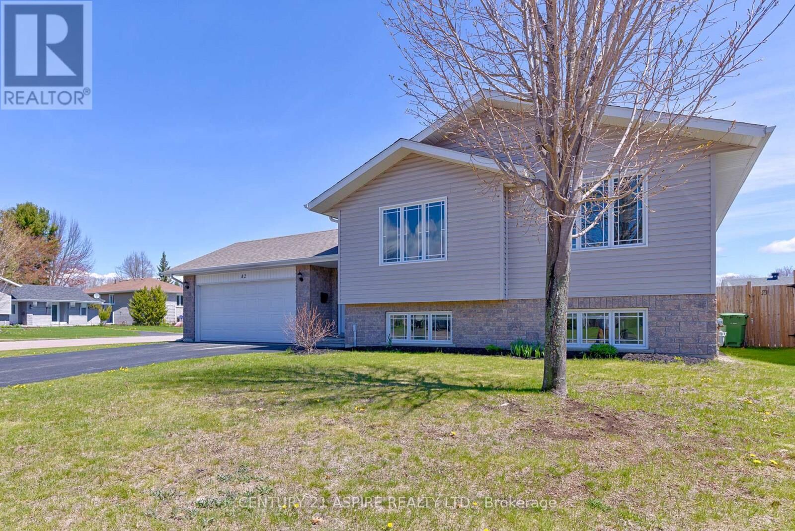 Property Photo:  42 Oak Avenue  ON K8H 0B5 