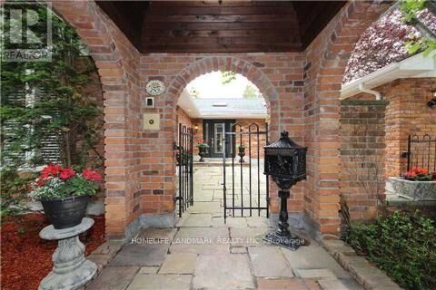 Property Photo:  2301 Bennington Gate  ON L6J 5Z4 