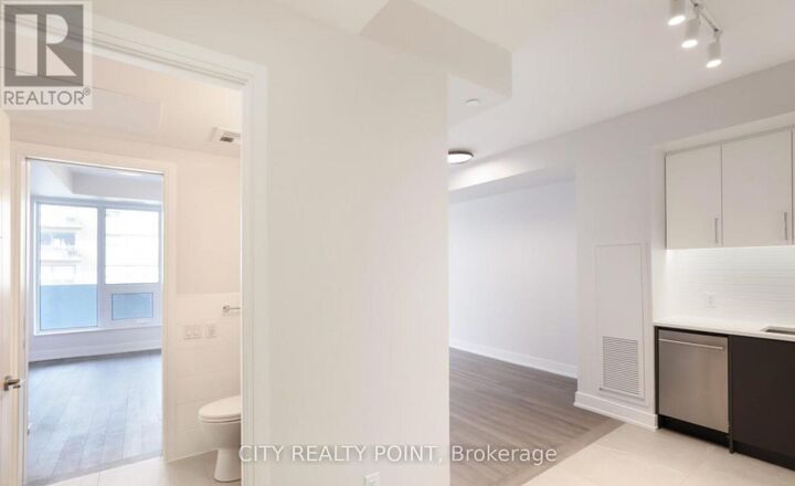 Property Photo:  2525 Bathurst Street 1010  ON M6B 2Y9 