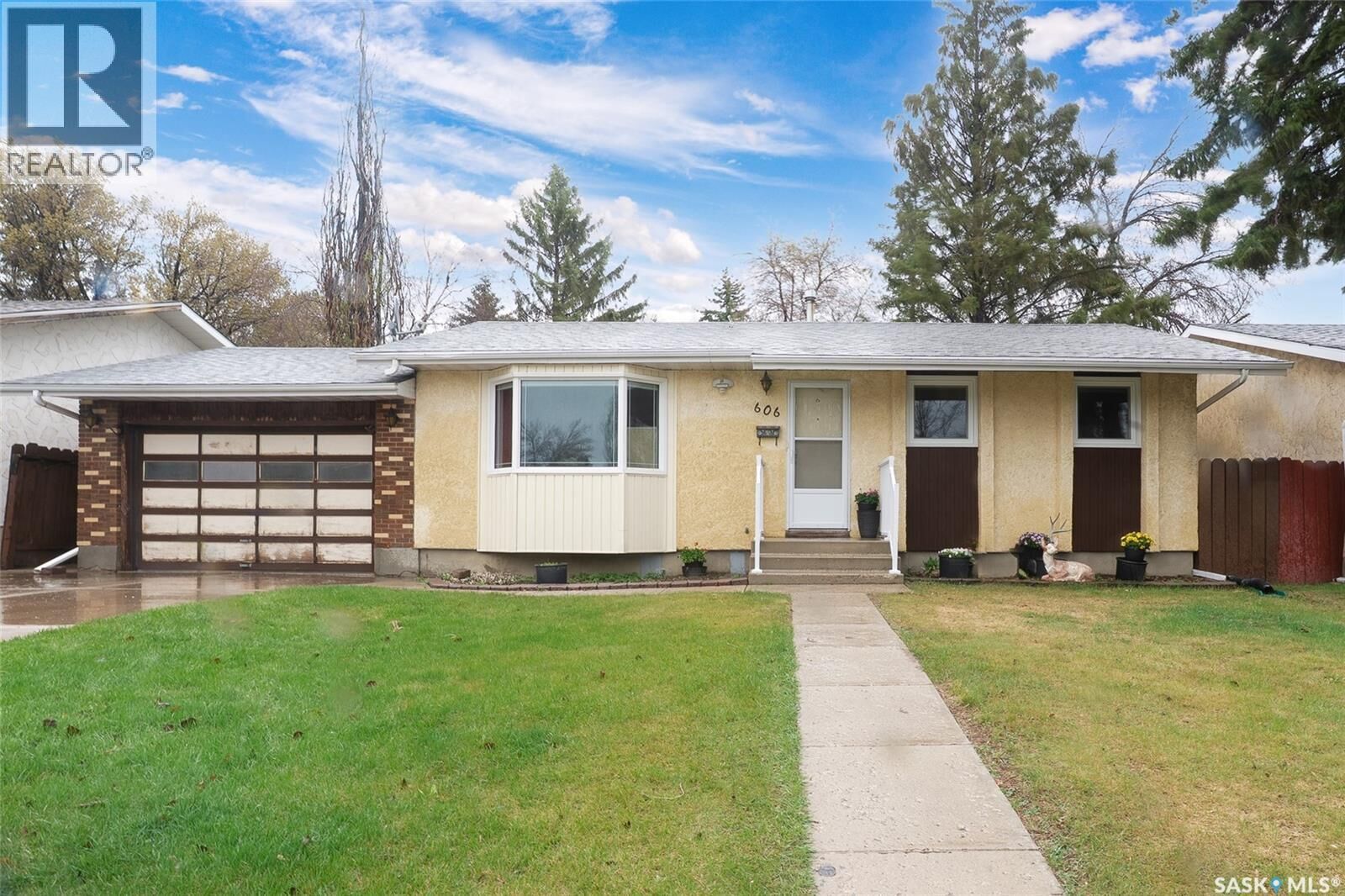 Property Photo:  606 Wardlow Road  SK S7M 4C9 