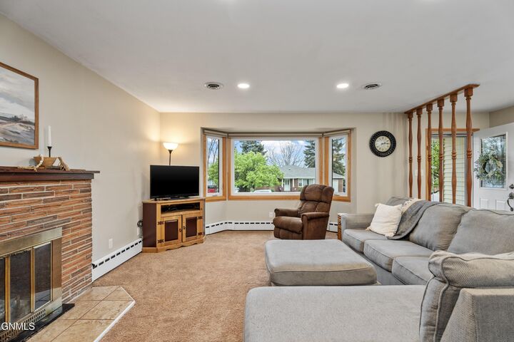 Property Photo:  1224 Highland Acres Road  ND 58501 