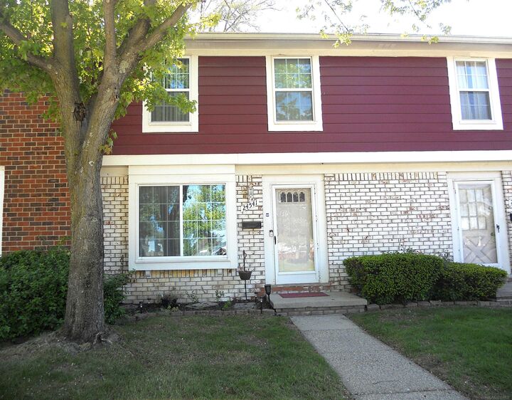 Property Photo:  24541 Seaton Circuit E. Drive Bldg 2, Unit 15.  MI 48091 