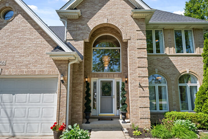 Property Photo:  986 E Red Oak Street  IL 60101 