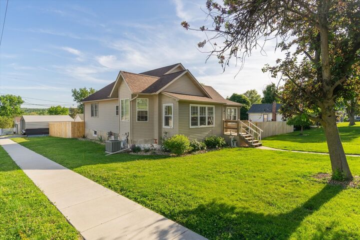 Property Photo: 131 E Iowa Street IL 61362