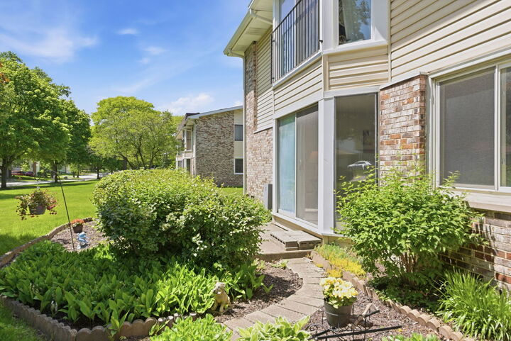 Property Photo:  2630 Mitchell Drive 4  IL 60517 