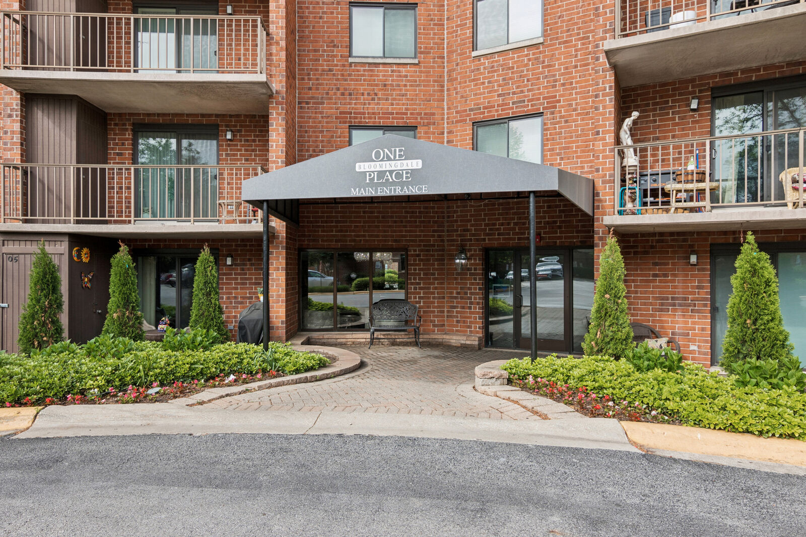 Property Photo: 1 Bloomingdale Place 220 IL 60108