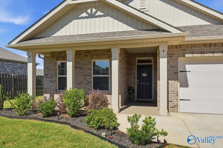 Property Photo:  517 Solstice Circle  AL 35758 