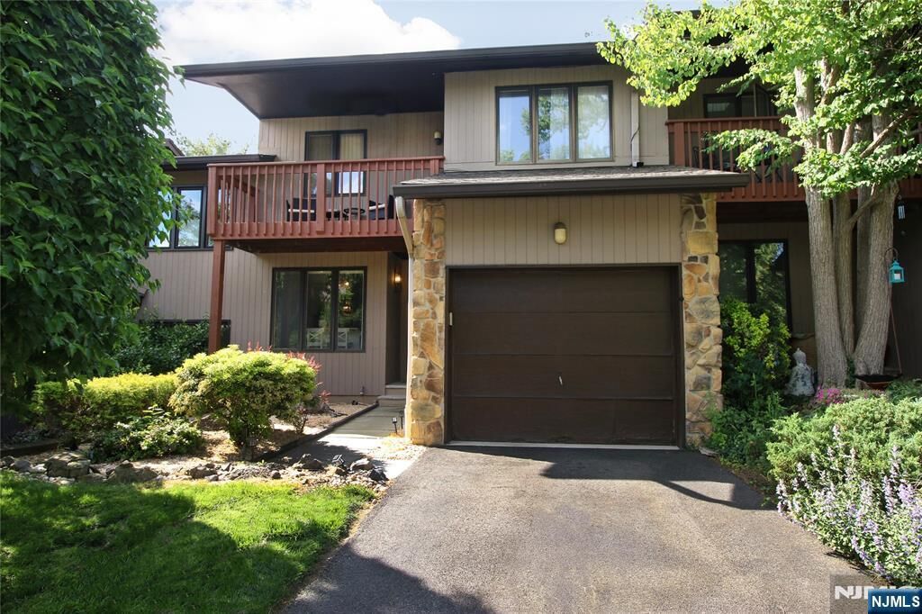 Property Photo:  7 Dogwood Court  NJ 07424 