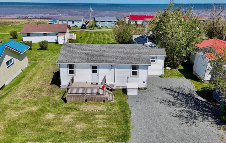 6 Douglas Crescent — photo 1