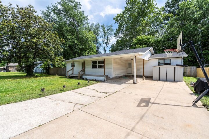 Property Photo:  205 SE El Paso Street  AR 72736 