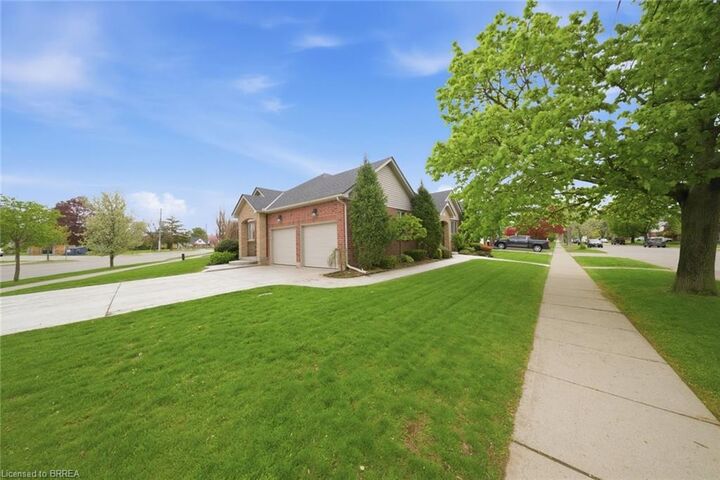 Property Photo: 74 Franklin Street ON N3R 1T4