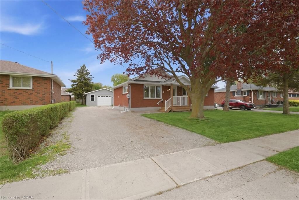 Property Photo:  121 Silver Street  ON N3L 1V2 