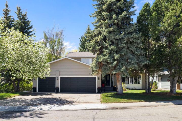 Property Photo:  111 Lake Mead Place SE  AB T2J 3Z7 