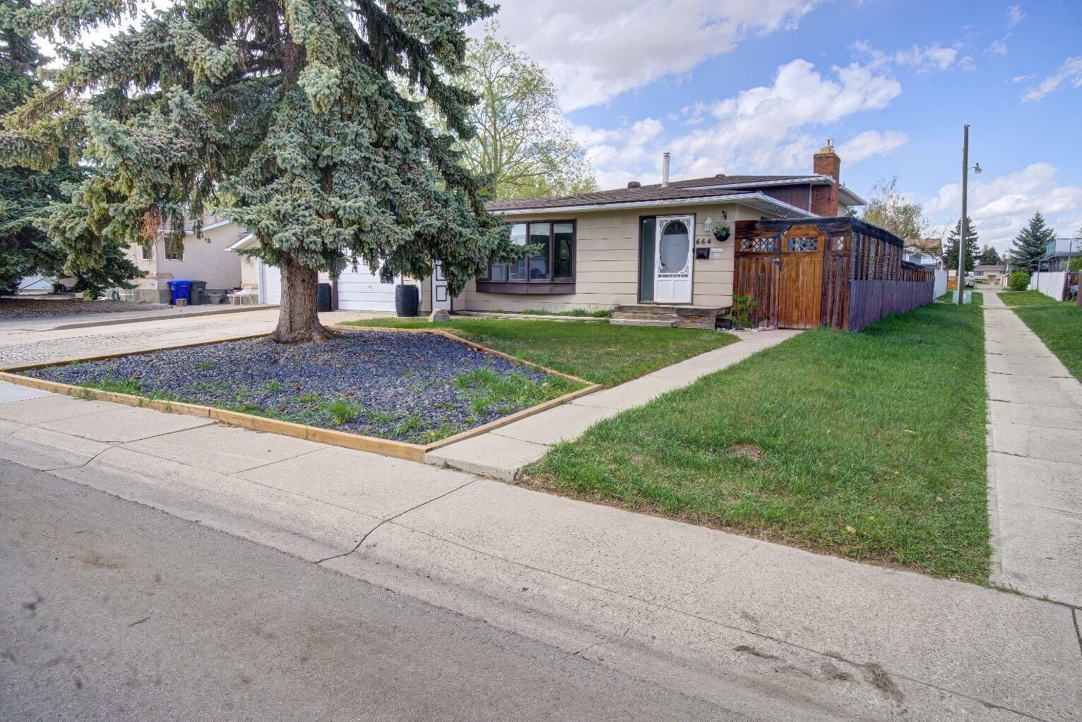 Photo de la propriété:  664 49 Avenue W  AB T0L 0T0 