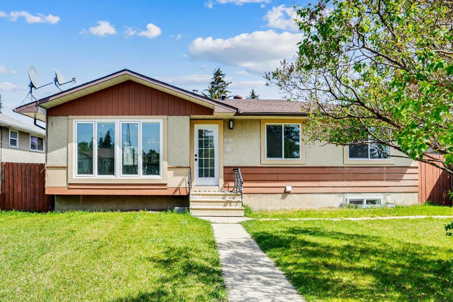 Property Photo:  2608 42 Street SE  AB T2B 1G7 