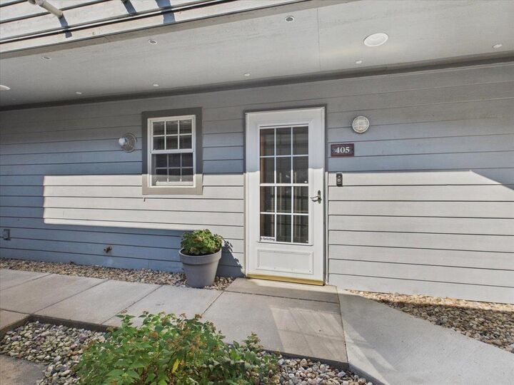 Property Photo:  5383 Mariners Cove Drive 405  WI 53704 