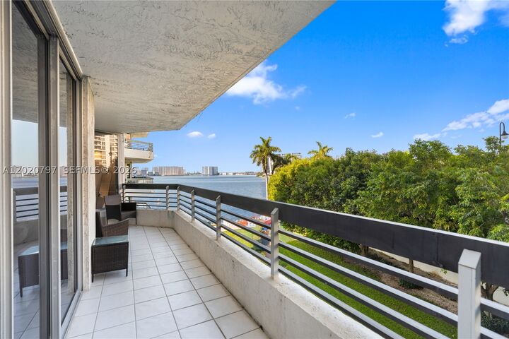 Property Photo: 19101 NE 36th Ct 402 FL 33180