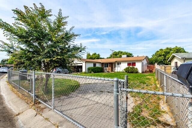 Property Photo:  2615 N Quail Drive  CA 93291 