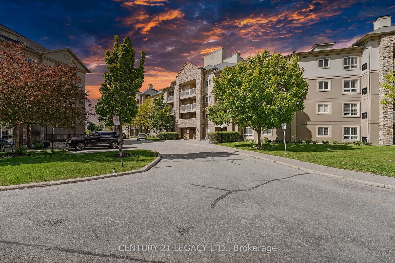 Property Photo: 8 Dayspring Circle 1307 ON L6P 2Z7