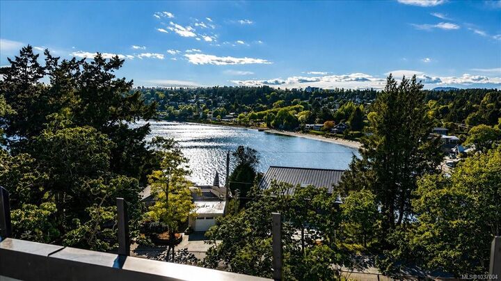 Property Photo:  2737 Tudor Ave 3  BC V8N 1L6 