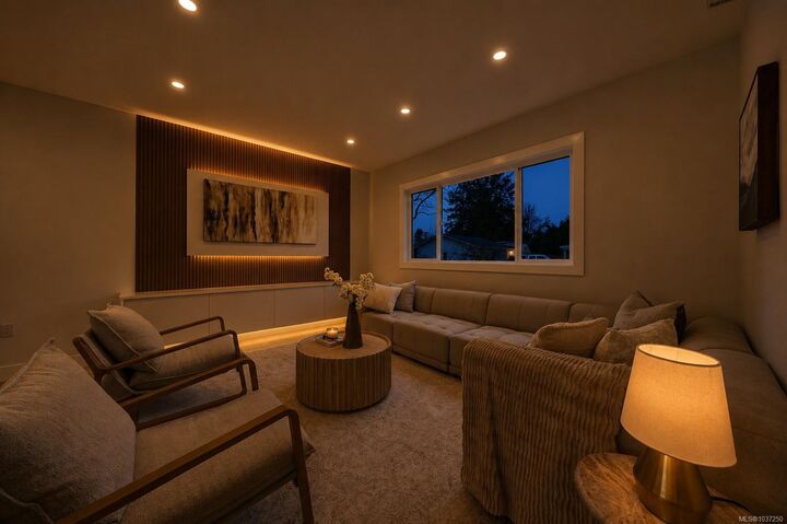 Property Photo: 621 Broadway St 3 BC V8Z 2G5