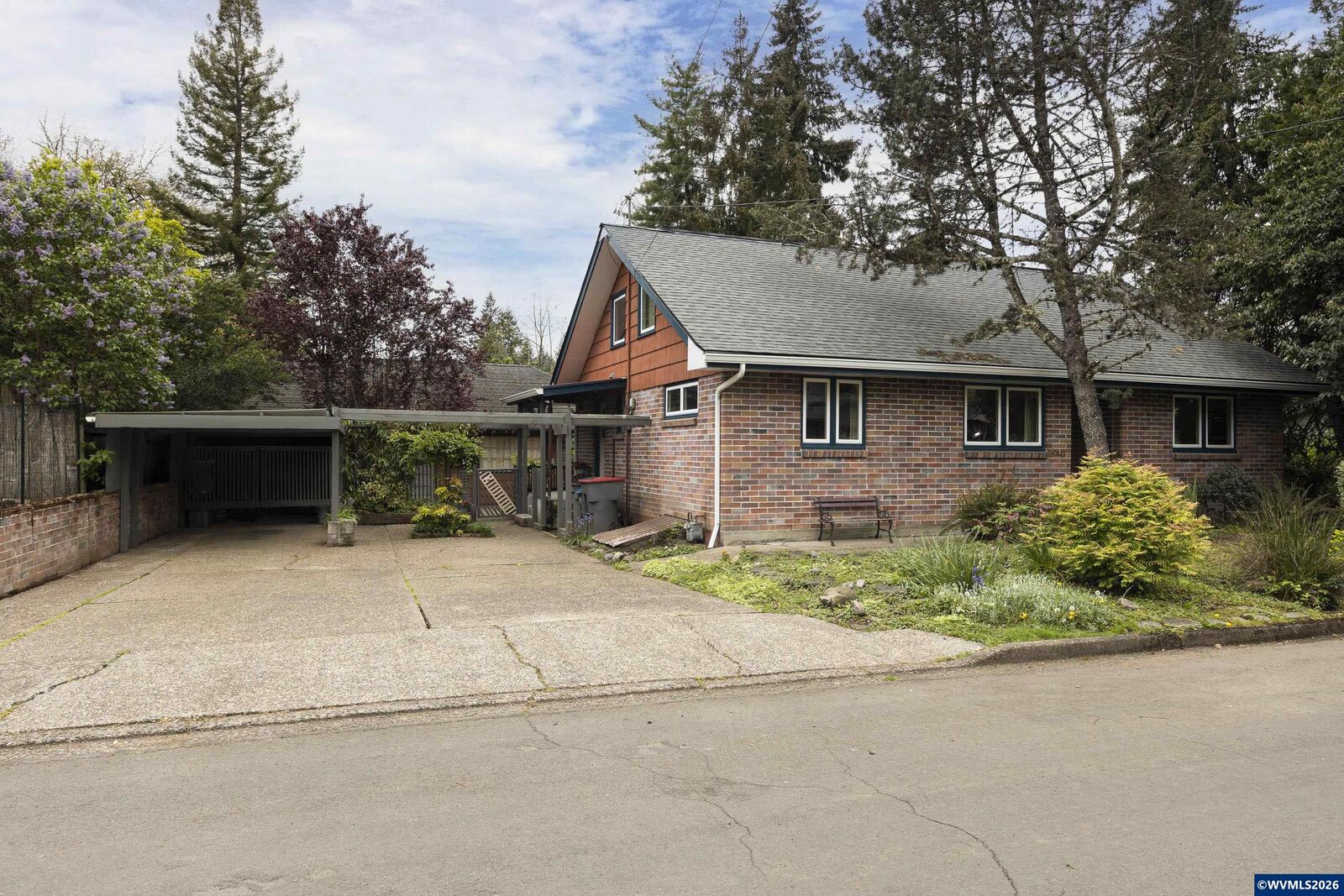 Property Photo:  540 NW 9th St  OR 97128 