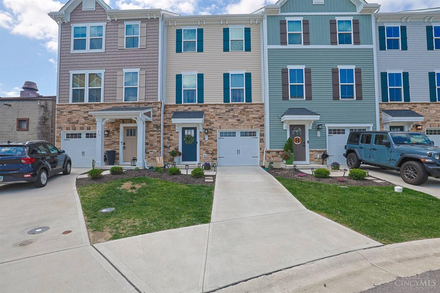 Property Photo: 25 Wentworth Lane OH 45236