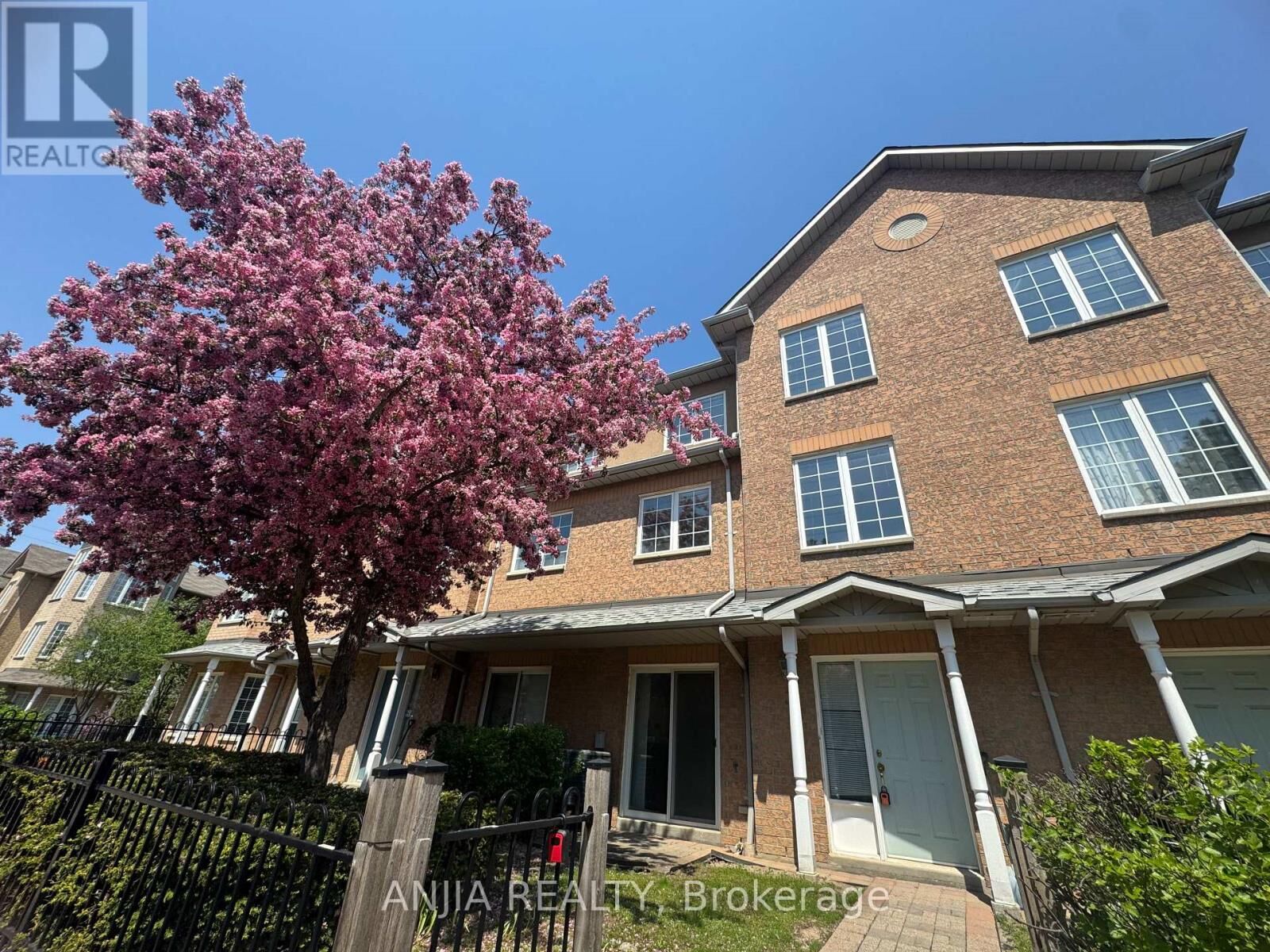 Property Photo:  2 Alpen Way 3  ON L3R 4G1 