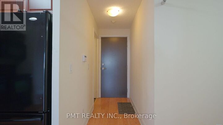 Property Photo: 135 Village Green Square 3925 ON M1S 0G4