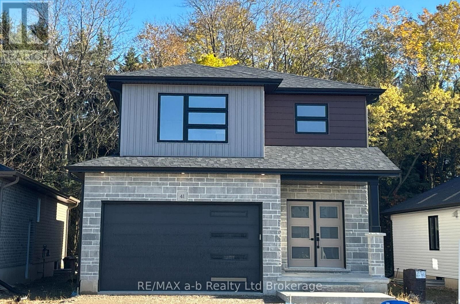 Property Photo:  41 Cash Crescent  ON N5C 0E2 