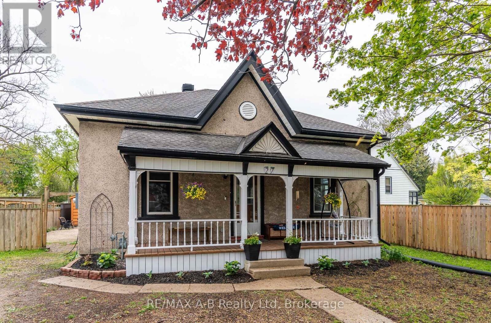 Property Photo:  27 Home Street  ON N5A 1Z8 
