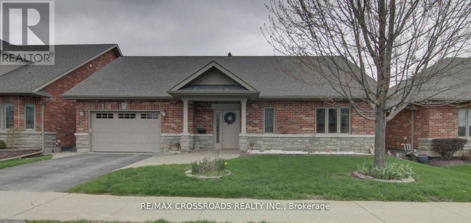 Property Photo:  8 Green Arbour Way  ON K9V 0E6 