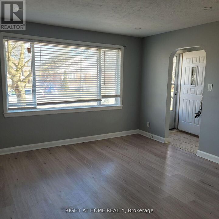 Property Photo:  202 Cadillac Avenue South Main  ON L1H 5Z7 