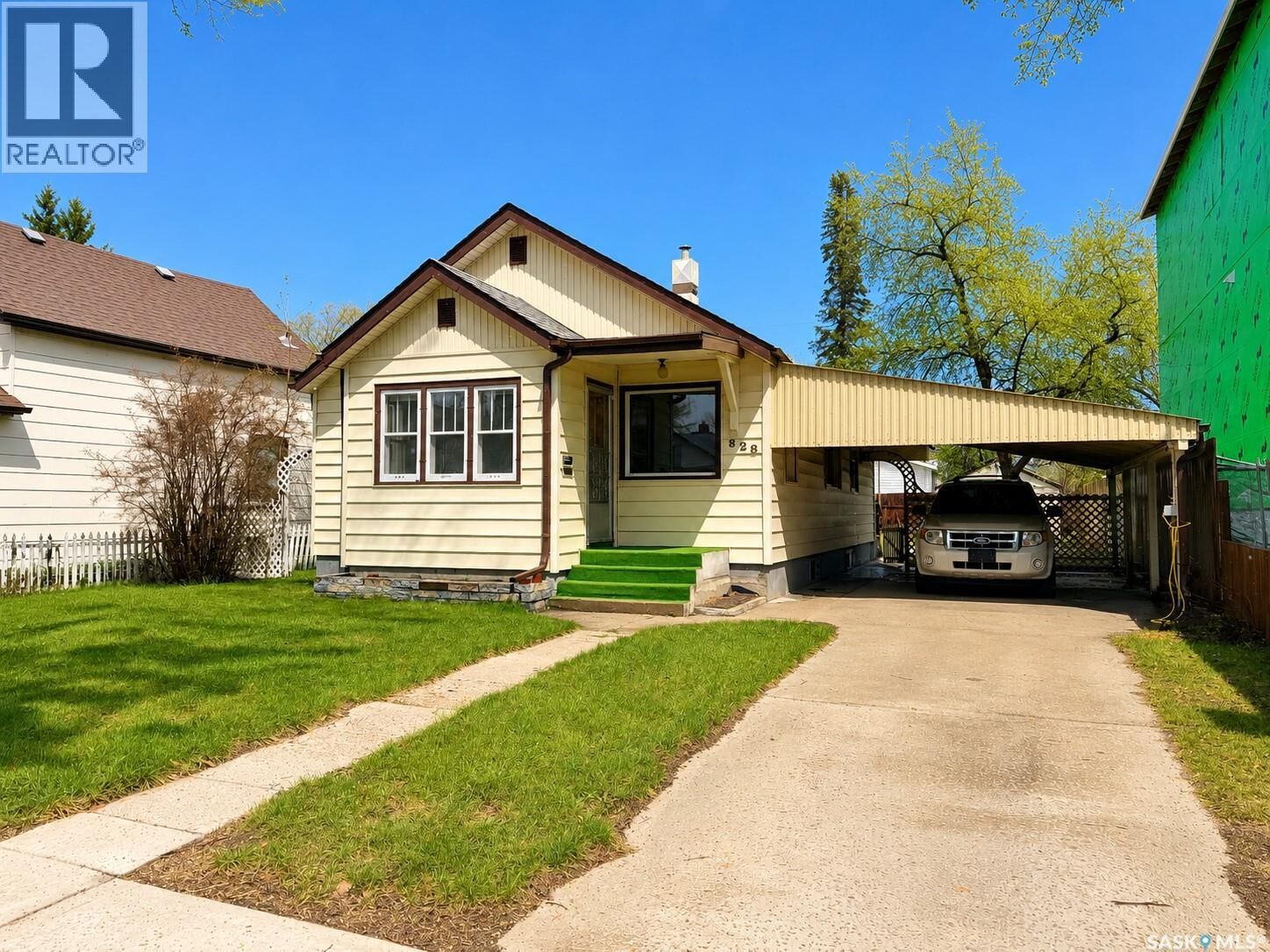 Property Photo:  828 I Avenue S  SK S7M 1Z3 