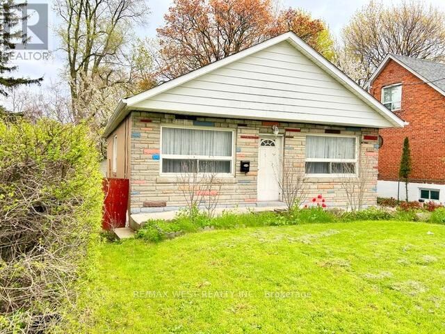 Property Photo:  2567 Kingston Road  ON M1M 1M1 