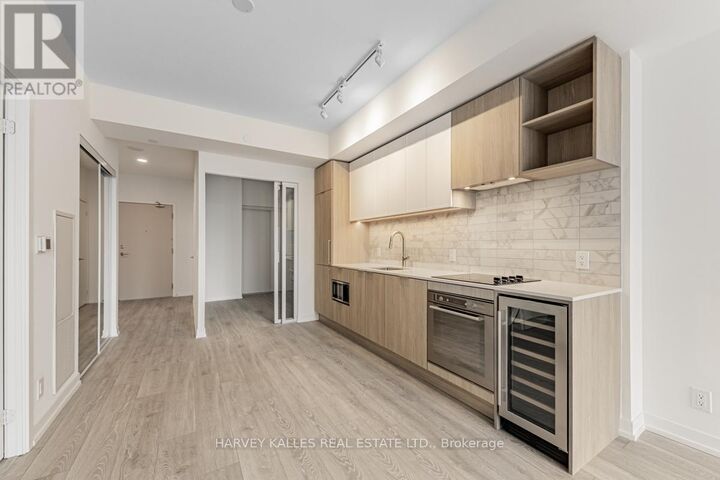 Property Photo: 2020 Bathurst Street 539 ON M5P 0A6