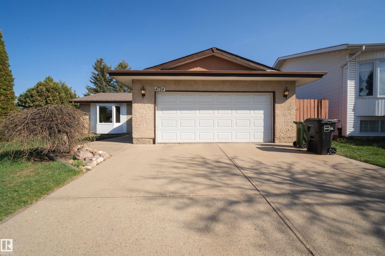 Property Photo:  4724 38B Avenue NW  AB T6L 5B9 